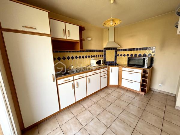 À vendre à Draguignan, dans un secteur recherché à proximité des commodités et des transports, agréable maison jumelée d’un côté par le garage, offrant un cadre de vie pratique et convivial.

D’une superficie d’environ 82 m², cette maison se compose au rez-de-chaussée d’une cuisine séparée ainsi que d’un salon/séjour lumineux ouvrant directement sur un charmant jardinet privatif, idéal pour profiter des repas en extérieur ou des beaux jours en toute tranquillité.

À l’étage, l’espace nuit accueille trois chambres ainsi qu’une salle de bain.

Un garage vient compléter le bien.

Une maison fonctionnelle et chaleureuse, parfaite pour une vie de famille, dans un environnement agréable proche de tout.