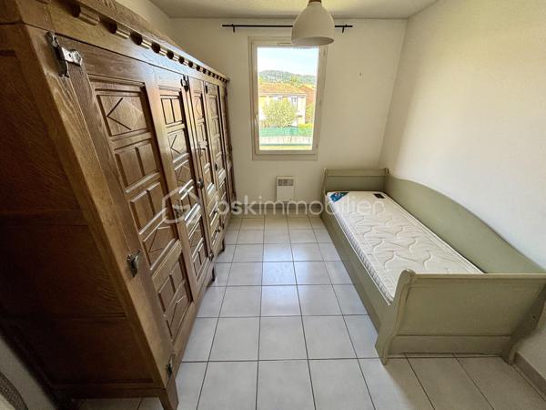 À vendre à Draguignan, dans un secteur recherché à proximité des commodités et des transports, agréable maison jumelée d’un côté par le garage, offrant un cadre de vie pratique et convivial.

D’une superficie d’environ 82 m², cette maison se compose au rez-de-chaussée d’une cuisine séparée ainsi que d’un salon/séjour lumineux ouvrant directement sur un charmant jardinet privatif, idéal pour profiter des repas en extérieur ou des beaux jours en toute tranquillité.

À l’étage, l’espace nuit accueille trois chambres ainsi qu’une salle de bain.

Un garage vient compléter le bien.

Une maison fonctionnelle et chaleureuse, parfaite pour une vie de famille, dans un environnement agréable proche de tout.
