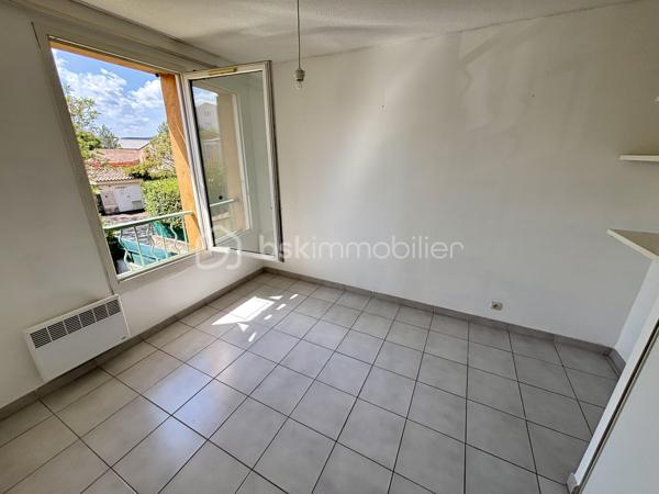 À vendre à Draguignan, dans un secteur recherché à proximité des commodités et des transports, agréable maison jumelée d’un côté par le garage, offrant un cadre de vie pratique et convivial.

D’une superficie d’environ 82 m², cette maison se compose au rez-de-chaussée d’une cuisine séparée ainsi que d’un salon/séjour lumineux ouvrant directement sur un charmant jardinet privatif, idéal pour profiter des repas en extérieur ou des beaux jours en toute tranquillité.

À l’étage, l’espace nuit accueille trois chambres ainsi qu’une salle de bain.

Un garage vient compléter le bien.

Une maison fonctionnelle et chaleureuse, parfaite pour une vie de famille, dans un environnement agréable proche de tout.
