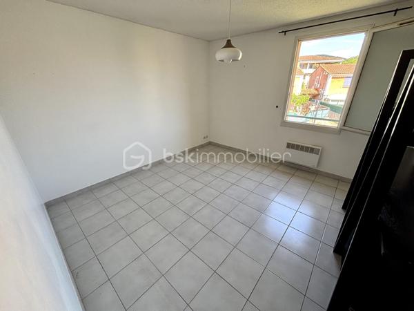 À vendre à Draguignan, dans un secteur recherché à proximité des commodités et des transports, agréable maison jumelée d’un côté par le garage, offrant un cadre de vie pratique et convivial.

D’une superficie d’environ 82 m², cette maison se compose au rez-de-chaussée d’une cuisine séparée ainsi que d’un salon/séjour lumineux ouvrant directement sur un charmant jardinet privatif, idéal pour profiter des repas en extérieur ou des beaux jours en toute tranquillité.

À l’étage, l’espace nuit accueille trois chambres ainsi qu’une salle de bain.

Un garage vient compléter le bien.

Une maison fonctionnelle et chaleureuse, parfaite pour une vie de famille, dans un environnement agréable proche de tout.