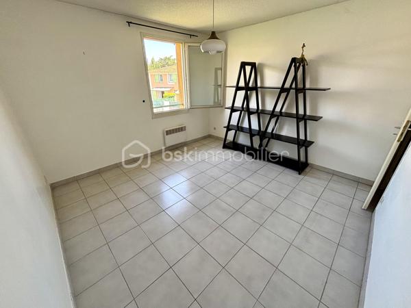 À vendre à Draguignan, dans un secteur recherché à proximité des commodités et des transports, agréable maison jumelée d’un côté par le garage, offrant un cadre de vie pratique et convivial.

D’une superficie d’environ 82 m², cette maison se compose au rez-de-chaussée d’une cuisine séparée ainsi que d’un salon/séjour lumineux ouvrant directement sur un charmant jardinet privatif, idéal pour profiter des repas en extérieur ou des beaux jours en toute tranquillité.

À l’étage, l’espace nuit accueille trois chambres ainsi qu’une salle de bain.

Un garage vient compléter le bien.

Une maison fonctionnelle et chaleureuse, parfaite pour une vie de famille, dans un environnement agréable proche de tout.