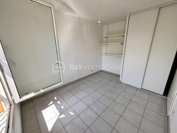 À vendre à Draguignan, dans un secteur recherché à proximité des commodités et des transports, agréable maison jumelée d’un côté par le garage, offrant un cadre de vie pratique et convivial.

D’une superficie d’environ 82 m², cette maison se compose au rez-de-chaussée d’une cuisine séparée ainsi que d’un salon/séjour lumineux ouvrant directement sur un charmant jardinet privatif, idéal pour profiter des repas en extérieur ou des beaux jours en toute tranquillité.

À l’étage, l’espace nuit accueille trois chambres ainsi qu’une salle de bain.

Un garage vient compléter le bien.

Une maison fonctionnelle et chaleureuse, parfaite pour une vie de famille, dans un environnement agréable proche de tout.