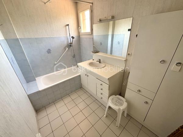 À vendre à Draguignan, dans un secteur recherché à proximité des commodités et des transports, agréable maison jumelée d’un côté par le garage, offrant un cadre de vie pratique et convivial.

D’une superficie d’environ 82 m², cette maison se compose au rez-de-chaussée d’une cuisine séparée ainsi que d’un salon/séjour lumineux ouvrant directement sur un charmant jardinet privatif, idéal pour profiter des repas en extérieur ou des beaux jours en toute tranquillité.

À l’étage, l’espace nuit accueille trois chambres ainsi qu’une salle de bain.

Un garage vient compléter le bien.

Une maison fonctionnelle et chaleureuse, parfaite pour une vie de famille, dans un environnement agréable proche de tout.