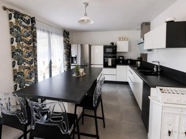Vente                                                      Maison
                        
                     4 pièces                      113 m2                     à Le Luc
