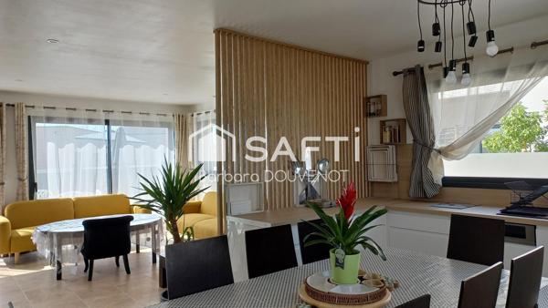 Villa récente de plain pied 4 chambres avec piscine et garage - Quartier résidentiel