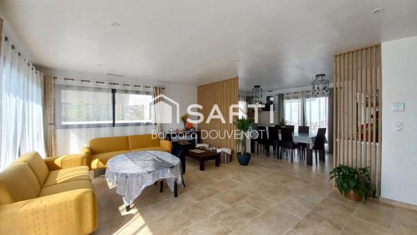 Villa récente de plain pied 4 chambres avec piscine et garage - Quartier résidentiel