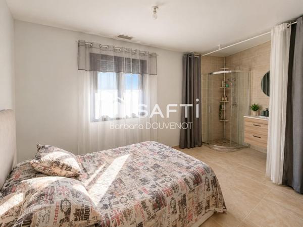 Villa récente de plain pied 4 chambres avec piscine et garage - Quartier résidentiel