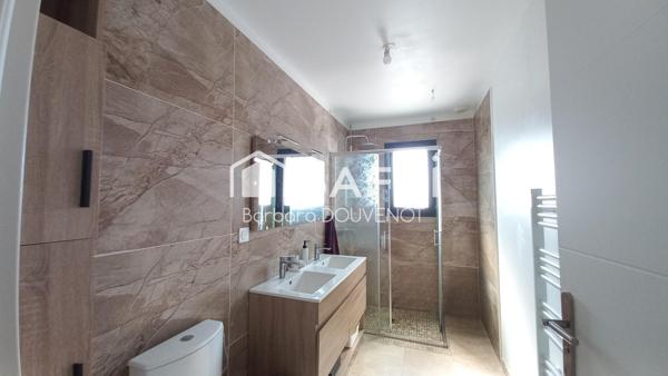 Villa récente de plain pied 4 chambres avec piscine et garage - Quartier résidentiel