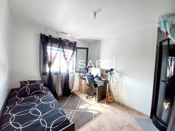 Villa récente de plain pied 4 chambres avec piscine et garage - Quartier résidentiel