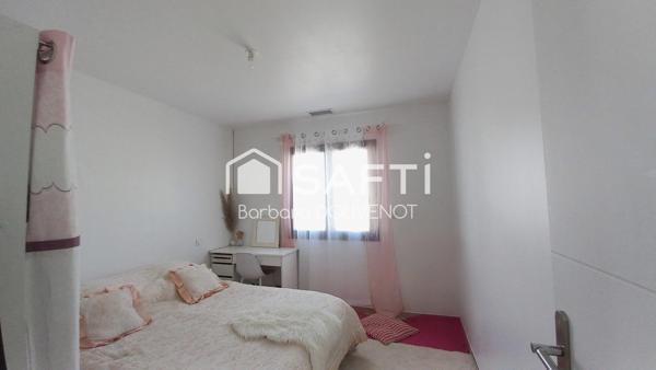 Villa récente de plain pied 4 chambres avec piscine et garage - Quartier résidentiel