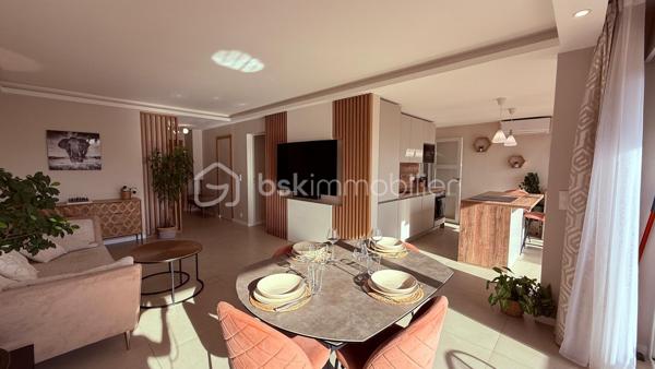 Saint Laurent du Var– Magnifique appartement 4 pièces de 76 m² entièrement rénové, situé au 3ᵉ étage d’une résidence calme et résidentielle .
Dès l’entrée, vous découvrirez de nombreux rangements parfaitement intégrés, alliant élégance et fonctionnalité. Vous serez immédiatement séduit par la luminosité, la décoration soignée et les matériaux de qualité qui apportent à ce bien une atmosphère chaleureuse et contemporaine. Le magnifique séjour offre un espace de vie convivial et raffiné avec sa cuisine, semi-ouverte et entièrement équipée .
L'ensemble s'ouvre sur une belle terrasse au calme, sans vis-à-vis, offrant une vue dégagée idéale pour profiter pleinement des beaux jours. 
Côté nuit, l’appartement dispose de trois belles chambres, d’une salle de bain, d’un toilette séparé . Un bien clé en main, idéal pour ceux en quête de confort, de calme et d’un cadre de vie privilégié sur les hauteurs de Saint Laurent du Var.

Possibilité d'acquérir en supplément deux places se stationnement.