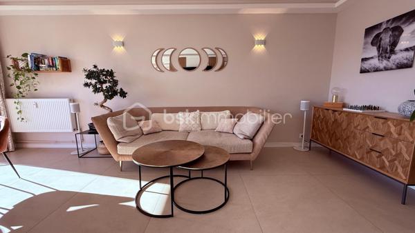 Saint Laurent du Var– Magnifique appartement 4 pièces de 76 m² entièrement rénové, situé au 3ᵉ étage d’une résidence calme et résidentielle .
Dès l’entrée, vous découvrirez de nombreux rangements parfaitement intégrés, alliant élégance et fonctionnalité. Vous serez immédiatement séduit par la luminosité, la décoration soignée et les matériaux de qualité qui apportent à ce bien une atmosphère chaleureuse et contemporaine. Le magnifique séjour offre un espace de vie convivial et raffiné avec sa cuisine, semi-ouverte et entièrement équipée .
L'ensemble s'ouvre sur une belle terrasse au calme, sans vis-à-vis, offrant une vue dégagée idéale pour profiter pleinement des beaux jours. 
Côté nuit, l’appartement dispose de trois belles chambres, d’une salle de bain, d’un toilette séparé . Un bien clé en main, idéal pour ceux en quête de confort, de calme et d’un cadre de vie privilégié sur les hauteurs de Saint Laurent du Var.

Possibilité d'acquérir en supplément deux places se stationnement.