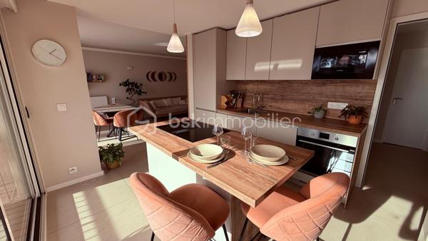 Saint Laurent du Var– Magnifique appartement 4 pièces de 76 m² entièrement rénové, situé au 3ᵉ étage d’une résidence calme et résidentielle .
Dès l’entrée, vous découvrirez de nombreux rangements parfaitement intégrés, alliant élégance et fonctionnalité. Vous serez immédiatement séduit par la luminosité, la décoration soignée et les matériaux de qualité qui apportent à ce bien une atmosphère chaleureuse et contemporaine. Le magnifique séjour offre un espace de vie convivial et raffiné avec sa cuisine, semi-ouverte et entièrement équipée .
L'ensemble s'ouvre sur une belle terrasse au calme, sans vis-à-vis, offrant une vue dégagée idéale pour profiter pleinement des beaux jours. 
Côté nuit, l’appartement dispose de trois belles chambres, d’une salle de bain, d’un toilette séparé . Un bien clé en main, idéal pour ceux en quête de confort, de calme et d’un cadre de vie privilégié sur les hauteurs de Saint Laurent du Var.

Possibilité d'acquérir en supplément deux places se stationnement.