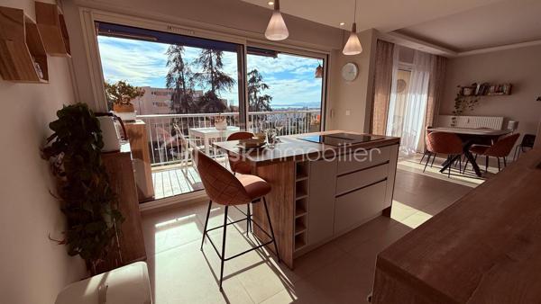Saint Laurent du Var– Magnifique appartement 4 pièces de 76 m² entièrement rénové, situé au 3ᵉ étage d’une résidence calme et résidentielle .
Dès l’entrée, vous découvrirez de nombreux rangements parfaitement intégrés, alliant élégance et fonctionnalité. Vous serez immédiatement séduit par la luminosité, la décoration soignée et les matériaux de qualité qui apportent à ce bien une atmosphère chaleureuse et contemporaine. Le magnifique séjour offre un espace de vie convivial et raffiné avec sa cuisine, semi-ouverte et entièrement équipée .
L'ensemble s'ouvre sur une belle terrasse au calme, sans vis-à-vis, offrant une vue dégagée idéale pour profiter pleinement des beaux jours. 
Côté nuit, l’appartement dispose de trois belles chambres, d’une salle de bain, d’un toilette séparé . Un bien clé en main, idéal pour ceux en quête de confort, de calme et d’un cadre de vie privilégié sur les hauteurs de Saint Laurent du Var.

Possibilité d'acquérir en supplément deux places se stationnement.