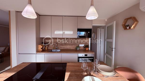 Saint Laurent du Var– Magnifique appartement 4 pièces de 76 m² entièrement rénové, situé au 3ᵉ étage d’une résidence calme et résidentielle .
Dès l’entrée, vous découvrirez de nombreux rangements parfaitement intégrés, alliant élégance et fonctionnalité. Vous serez immédiatement séduit par la luminosité, la décoration soignée et les matériaux de qualité qui apportent à ce bien une atmosphère chaleureuse et contemporaine. Le magnifique séjour offre un espace de vie convivial et raffiné avec sa cuisine, semi-ouverte et entièrement équipée .
L'ensemble s'ouvre sur une belle terrasse au calme, sans vis-à-vis, offrant une vue dégagée idéale pour profiter pleinement des beaux jours. 
Côté nuit, l’appartement dispose de trois belles chambres, d’une salle de bain, d’un toilette séparé . Un bien clé en main, idéal pour ceux en quête de confort, de calme et d’un cadre de vie privilégié sur les hauteurs de Saint Laurent du Var.

Possibilité d'acquérir en supplément deux places se stationnement.