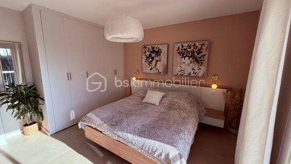 Saint Laurent du Var– Magnifique appartement 4 pièces de 76 m² entièrement rénové, situé au 3ᵉ étage d’une résidence calme et résidentielle .
Dès l’entrée, vous découvrirez de nombreux rangements parfaitement intégrés, alliant élégance et fonctionnalité. Vous serez immédiatement séduit par la luminosité, la décoration soignée et les matériaux de qualité qui apportent à ce bien une atmosphère chaleureuse et contemporaine. Le magnifique séjour offre un espace de vie convivial et raffiné avec sa cuisine, semi-ouverte et entièrement équipée .
L'ensemble s'ouvre sur une belle terrasse au calme, sans vis-à-vis, offrant une vue dégagée idéale pour profiter pleinement des beaux jours. 
Côté nuit, l’appartement dispose de trois belles chambres, d’une salle de bain, d’un toilette séparé . Un bien clé en main, idéal pour ceux en quête de confort, de calme et d’un cadre de vie privilégié sur les hauteurs de Saint Laurent du Var.

Possibilité d'acquérir en supplément deux places se stationnement.