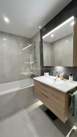 Saint Laurent du Var– Magnifique appartement 4 pièces de 76 m² entièrement rénové, situé au 3ᵉ étage d’une résidence calme et résidentielle .
Dès l’entrée, vous découvrirez de nombreux rangements parfaitement intégrés, alliant élégance et fonctionnalité. Vous serez immédiatement séduit par la luminosité, la décoration soignée et les matériaux de qualité qui apportent à ce bien une atmosphère chaleureuse et contemporaine. Le magnifique séjour offre un espace de vie convivial et raffiné avec sa cuisine, semi-ouverte et entièrement équipée .
L'ensemble s'ouvre sur une belle terrasse au calme, sans vis-à-vis, offrant une vue dégagée idéale pour profiter pleinement des beaux jours. 
Côté nuit, l’appartement dispose de trois belles chambres, d’une salle de bain, d’un toilette séparé . Un bien clé en main, idéal pour ceux en quête de confort, de calme et d’un cadre de vie privilégié sur les hauteurs de Saint Laurent du Var.

Possibilité d'acquérir en supplément deux places se stationnement.