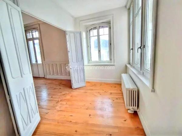 Vente                                                      Maison de ville
                        
                     5 pièces                      151 m2                     à Castres