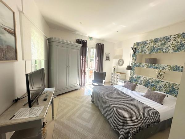 A vendre VAR (83), FDC avec MURS, hotel de charme 3*** climatisé 15 CH, restaurant, 7 mois d'activité CA 220KE