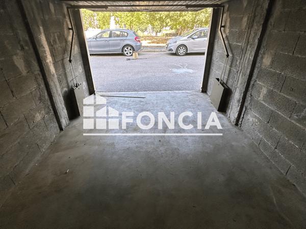 Location Parking 10 m² - RUE ADJUDANT-CHEF CHAMPION Salon De Provence 13300