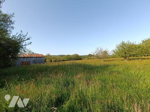 A 2 km de VILLAINES-LA-JUHEL centre (53), en campagne, terrain de loisirs (non constructible) e...