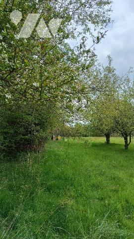 A 2 km de VILLAINES-LA-JUHEL centre (53), en campagne, terrain de loisirs (non constructible) e...