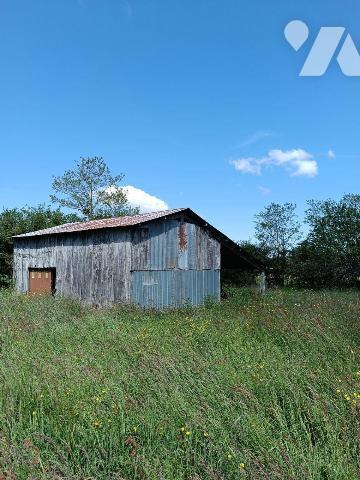 A 2 km de VILLAINES-LA-JUHEL centre (53), en campagne, terrain de loisirs (non constructible) e...