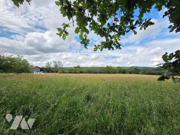 A 2 km de VILLAINES-LA-JUHEL centre (53), en campagne, terrain de loisirs (non constructible) e...