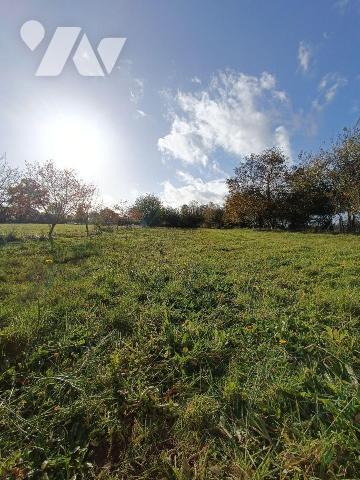 A 2 km de VILLAINES-LA-JUHEL centre (53), en campagne, terrain de loisirs (non constructible) e...