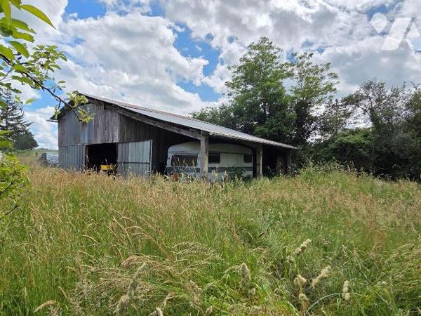 A 2 km de VILLAINES-LA-JUHEL centre (53), en campagne, terrain de loisirs (non constructible) e...