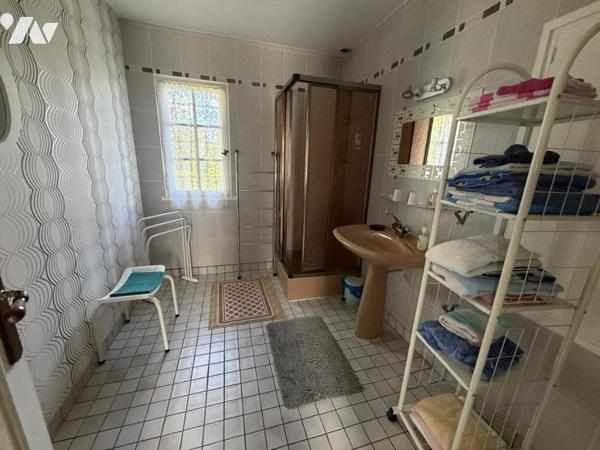 Très belle maison en pierre avec dépendances sur 1ha59 de terre libre.