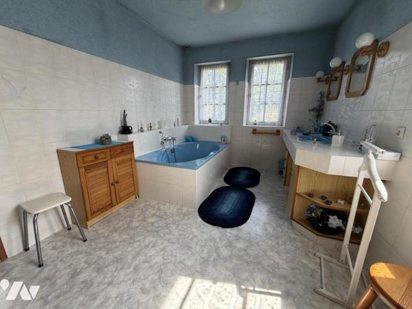 Très belle maison en pierre avec dépendances sur 1ha59 de terre libre.