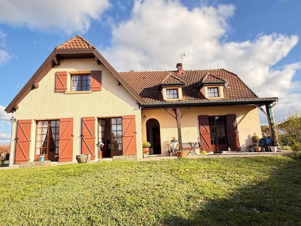 Maison de 1978 de 150 m2, 4 chambres, sous-sol et terrain.