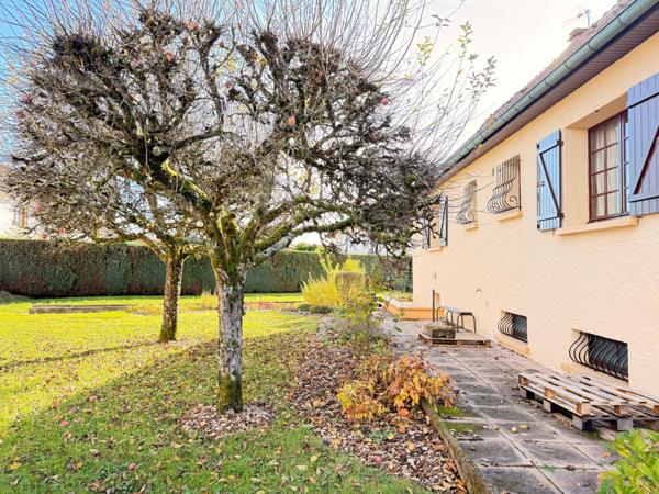Maison de 1978 de 150 m2, 4 chambres, sous-sol et terrain.
