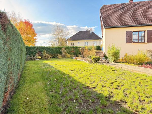 Maison de 1978 de 150 m2, 4 chambres, sous-sol et terrain.