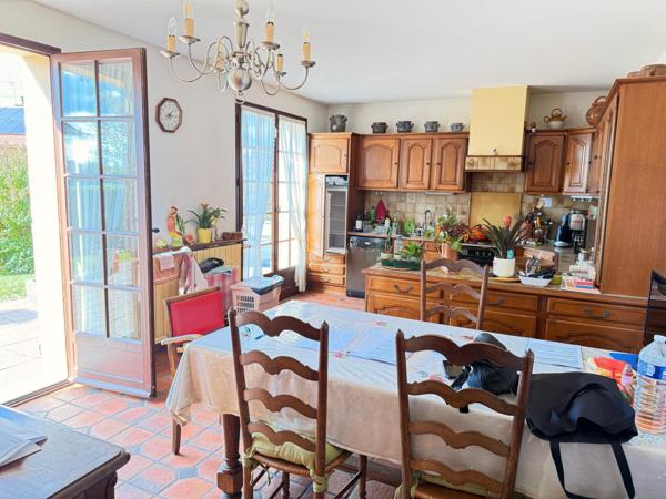 Maison de 1978 de 150 m2, 4 chambres, sous-sol et terrain.