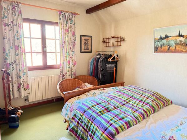 Maison de 1978 de 150 m2, 4 chambres, sous-sol et terrain.