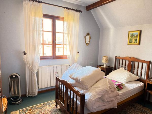 Maison de 1978 de 150 m2, 4 chambres, sous-sol et terrain.