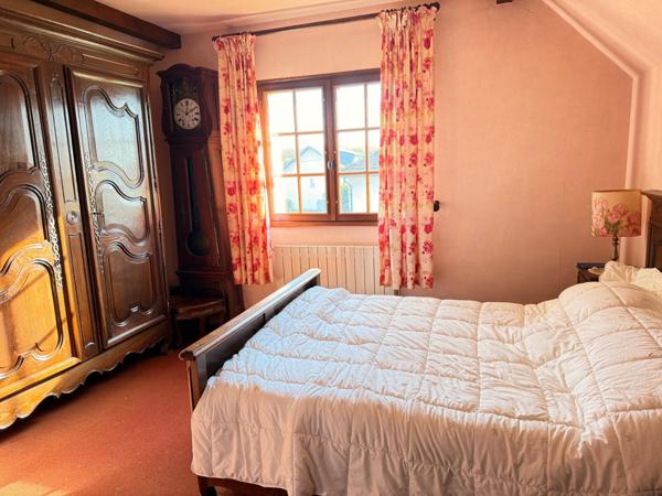 Maison de 1978 de 150 m2, 4 chambres, sous-sol et terrain.