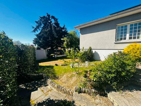 MAISON 158 M², TERRASSE EXPOSEE SUD, TERRAIN CLOS DE 593 M², 4 CHAMBRES, GARAGE, CAVE, POMPE A CHALEUR, PANNEAUX SOLAIRES, CHARPENTE TRADITIONNELLE.