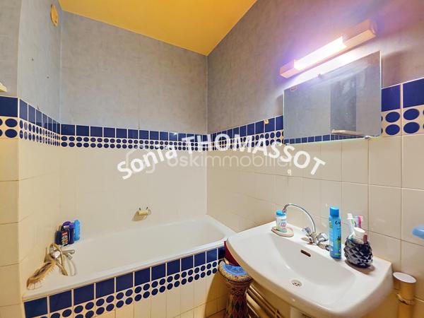 À vendre, studio situé au 1er étage d’une copropriété avec ascenseur, à proximité de la Saône.

Un bien à rénover offrant un beau potentiel pour un investissement locatif et une belle opportunité de valorisation.

📞 Contactez-moi pour plus d’informations ou organiser une visite.