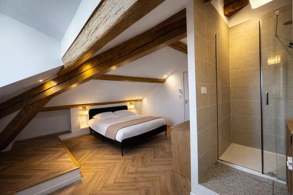 Appartement de prestige 144 m² , Immeuble historique , Centre-ville de Nîmes Nimes