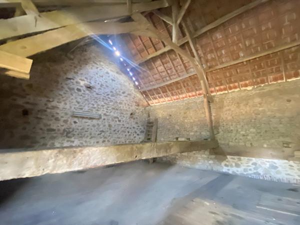 EN EXCLUSIVITE ! Corps de ferme avec maison d'habitation de 89m² sur terrain de 2hectares 2188m² 138 500 €