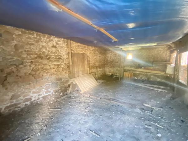 EN EXCLUSIVITE ! Corps de ferme avec maison d'habitation de 89m² sur terrain de 2hectares 2188m² 138 500 €