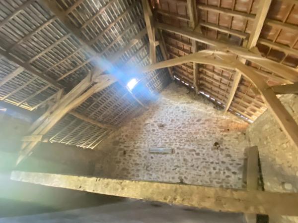 EN EXCLUSIVITE ! Corps de ferme avec maison d'habitation de 89m² sur terrain de 2hectares 2188m² 138 500 €