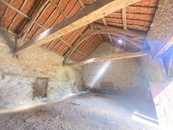 EN EXCLUSIVITE ! Corps de ferme avec maison d'habitation de 89m² sur terrain de 2hectares 2188m² 138 500 €