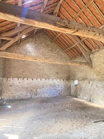 EN EXCLUSIVITE ! Corps de ferme avec maison d'habitation de 89m² sur terrain de 2hectares 2188m² 138 500 €