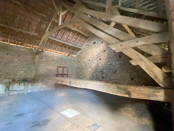 EN EXCLUSIVITE ! Corps de ferme avec maison d'habitation de 89m² sur terrain de 2hectares 2188m² 138 500 €