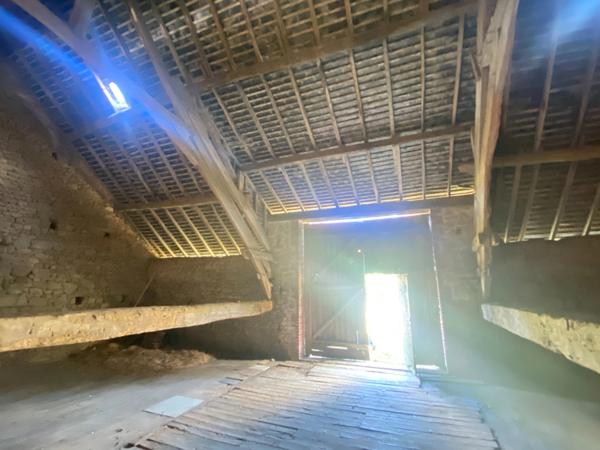 EN EXCLUSIVITE ! Corps de ferme avec maison d'habitation de 89m² sur terrain de 2hectares 2188m² 138 500 €