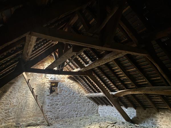 EN EXCLUSIVITE ! Corps de ferme avec maison d'habitation de 89m² sur terrain de 2hectares 2188m² 138 500 €